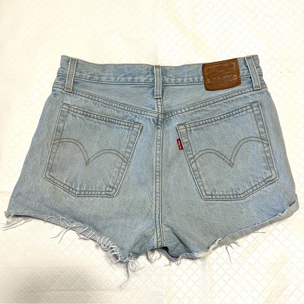 Levi’s Wedgie Jean Shorts Cutoffs Raw Hem Light Wash Button Fly Premium Size 28 - Picture 3 of 15